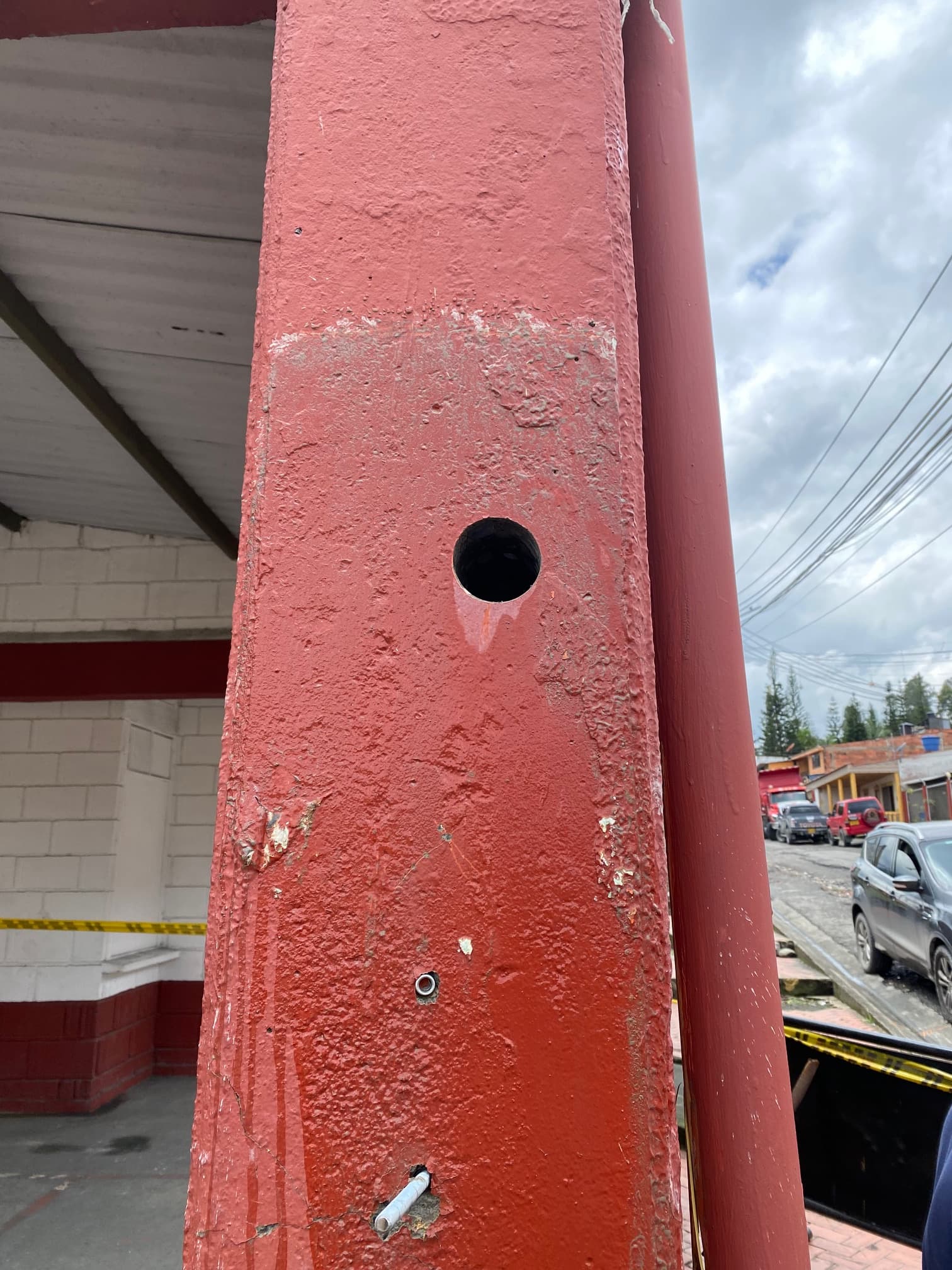 Detalle de perforación en viga de concreto reforzado