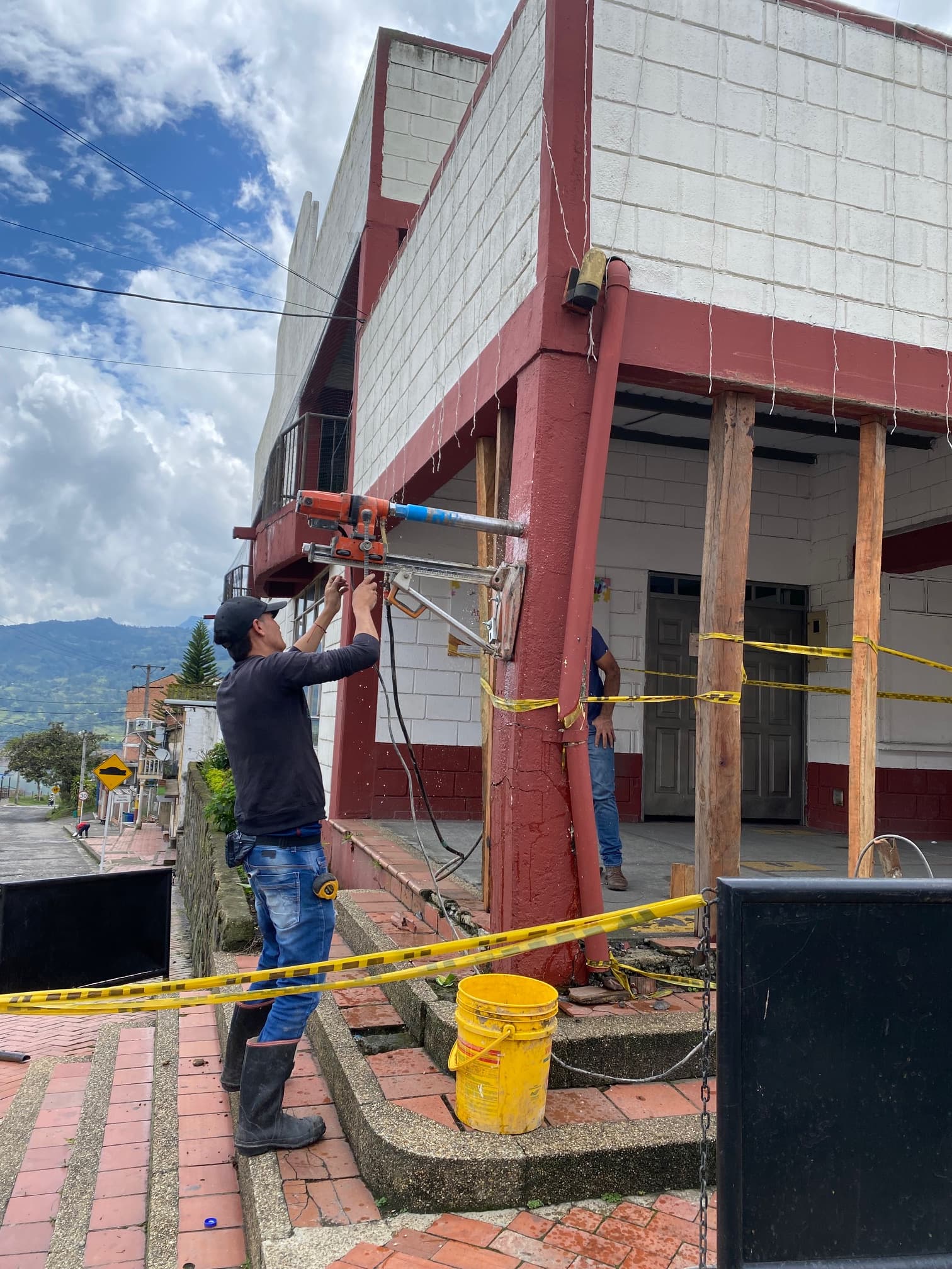 Refuerzo estructural de viga en concreto para reducir vulnerabilidad sísmica