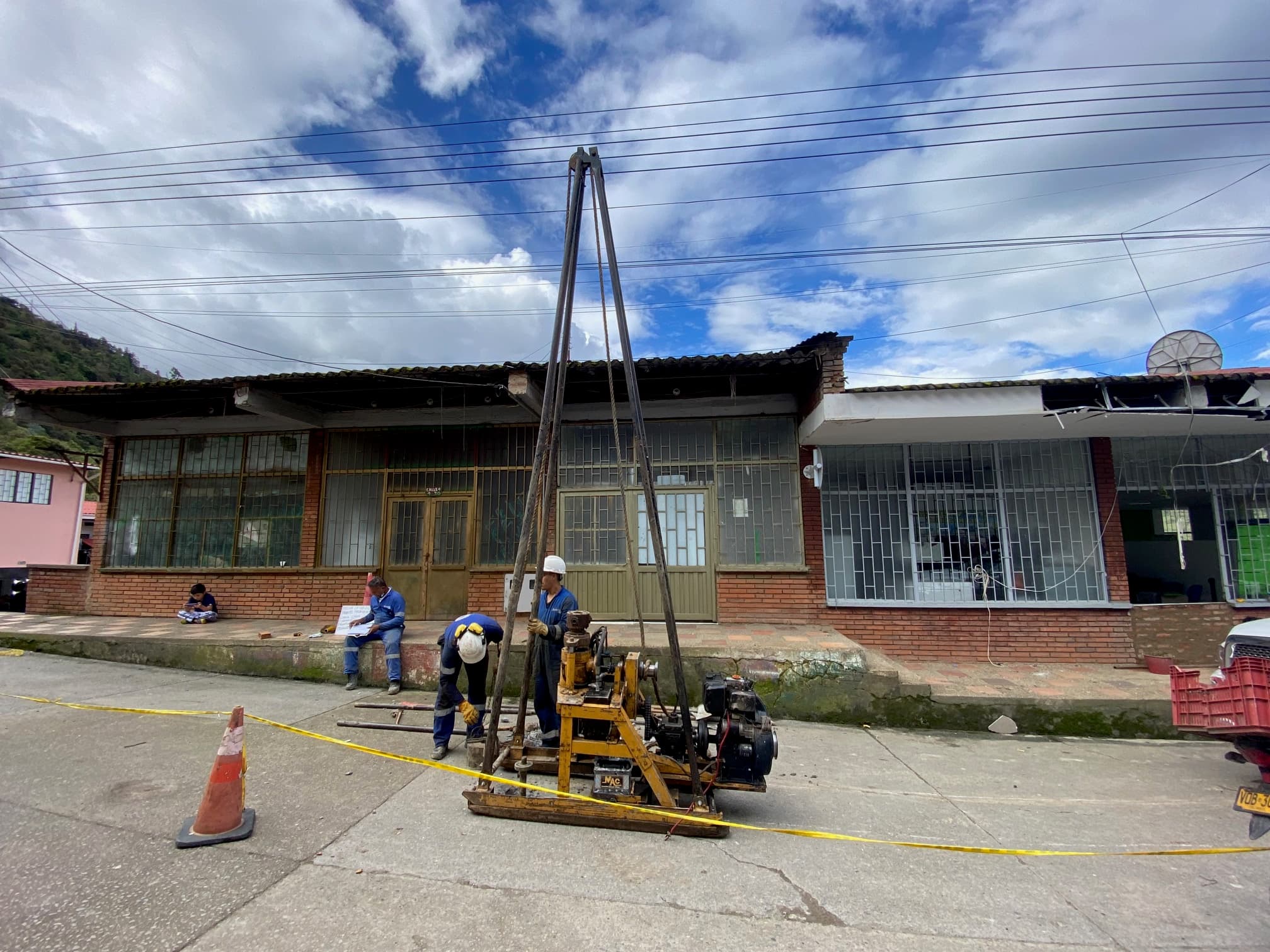 Perforación geotécnica en cubierta de edificio