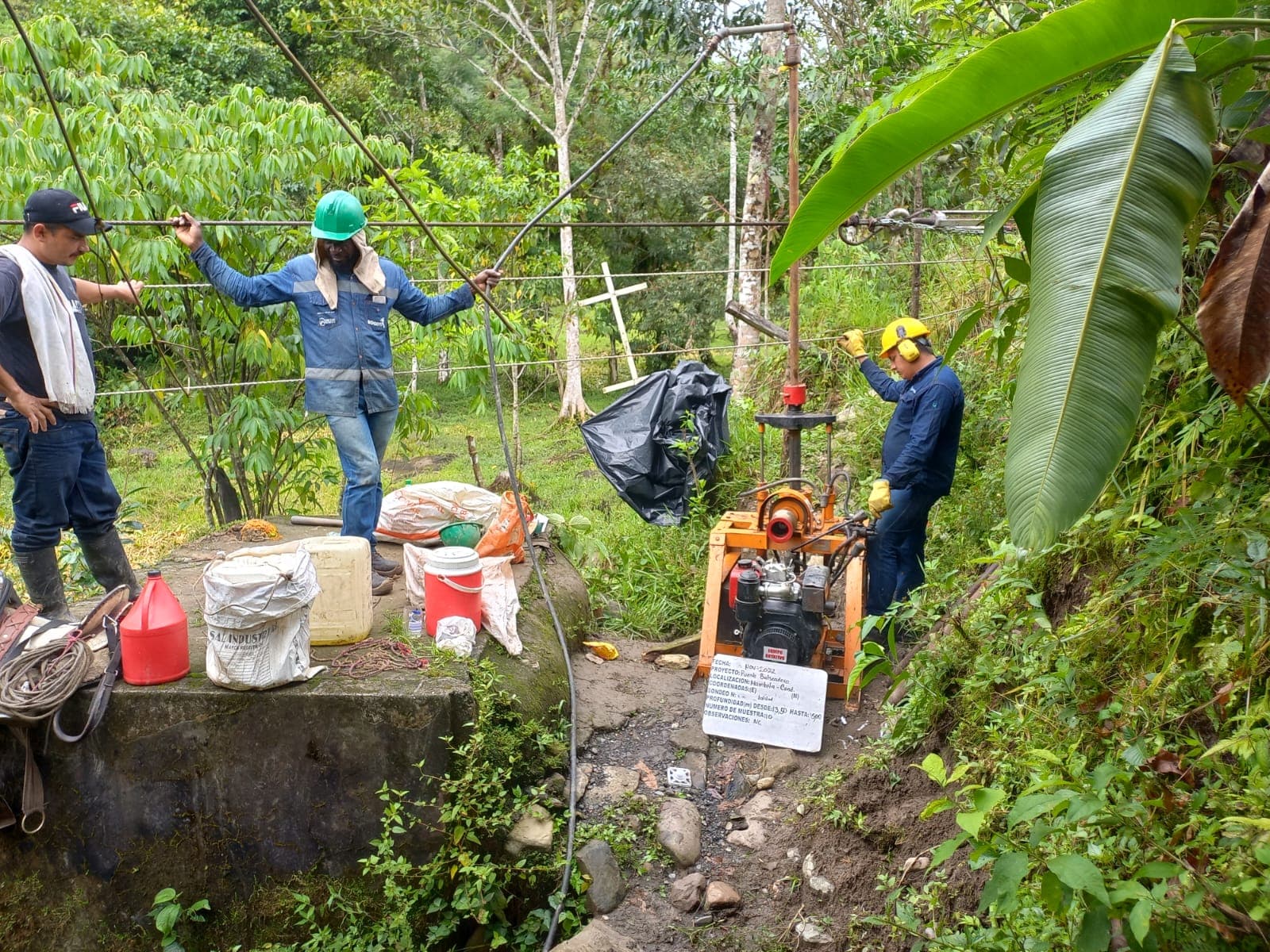 Sondeo manual de suelos para proyecto de puente en zona rural