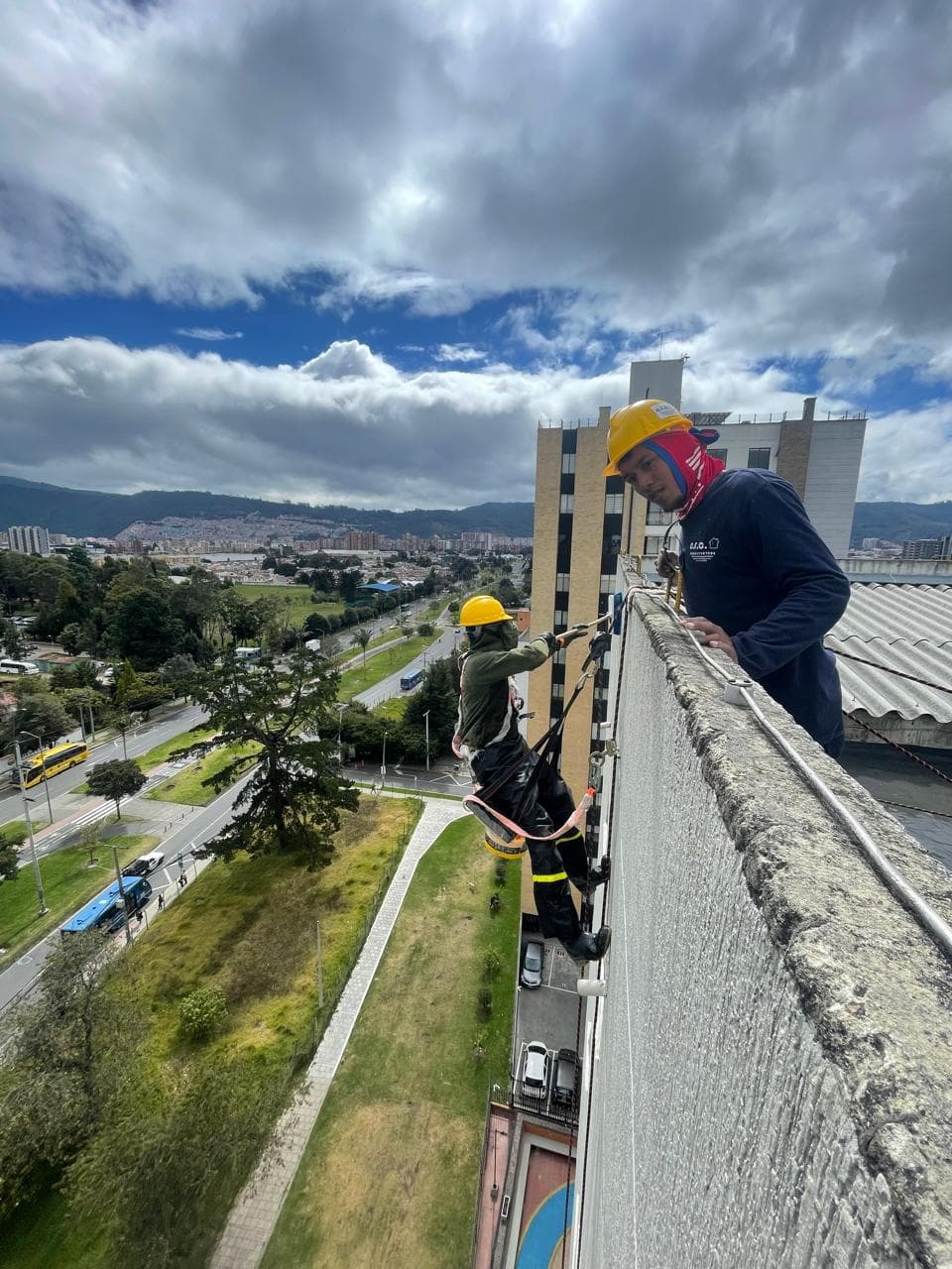 Inspección de fachada en altura con vista panorámica de la ciudad