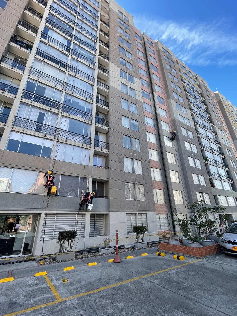 Mantenimiento de fachada en edificio residencial