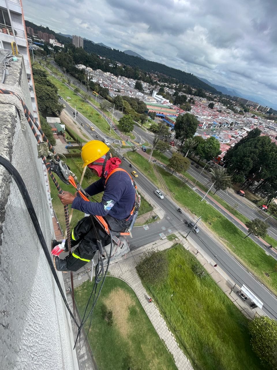 Trabajo en alturas para interventoría de fachada