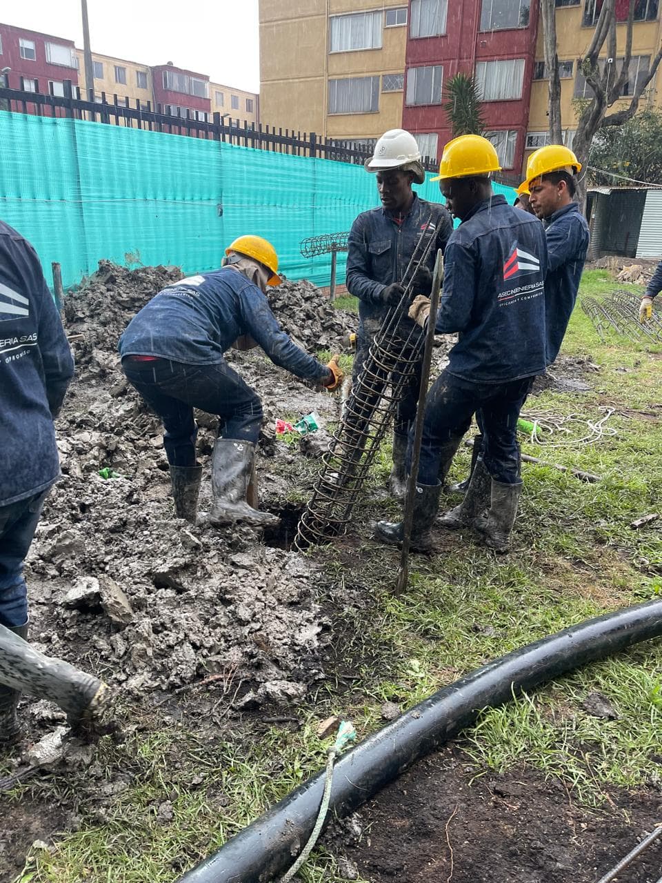 Instalación de refuerzo en pilote de cimentación