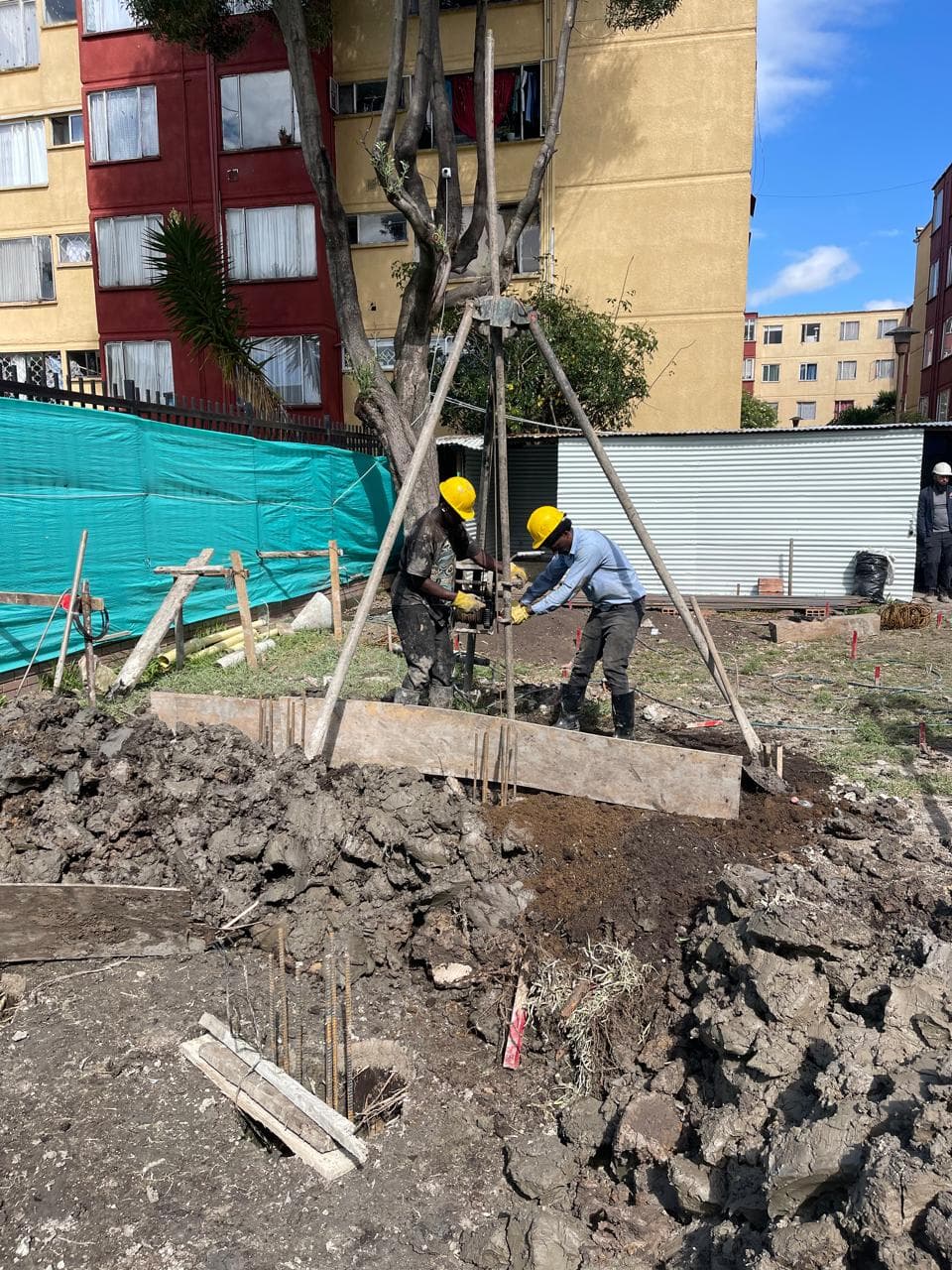 Perforación de pilotes de cimentación en zona urbana