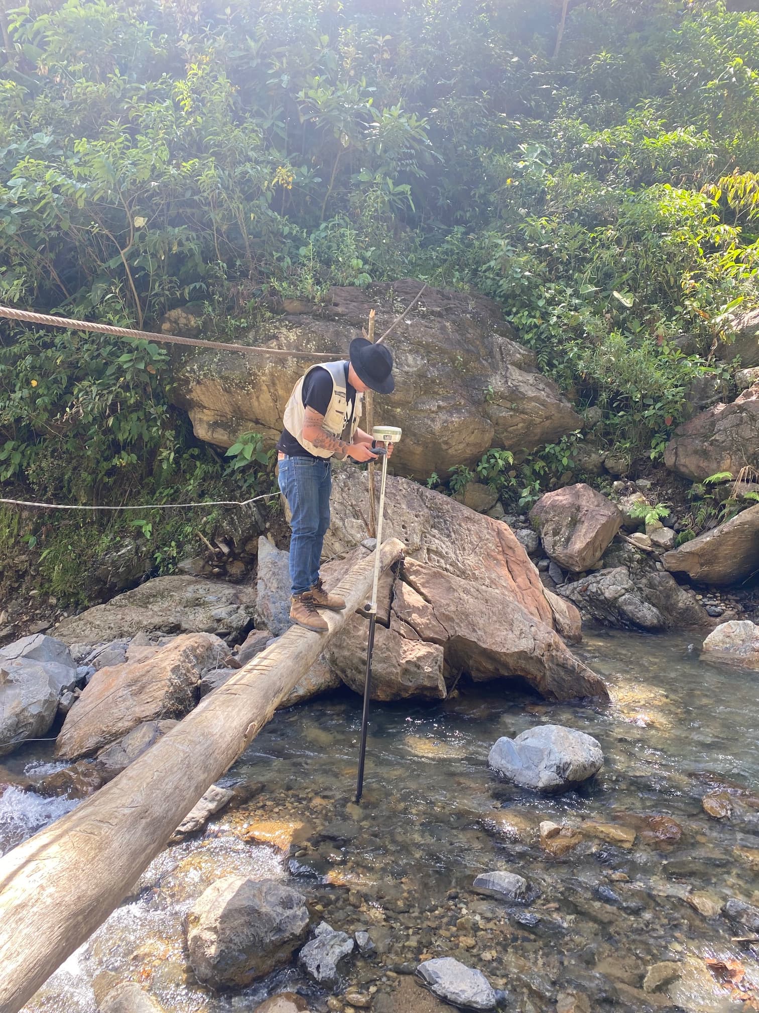 Levantamiento topográfico con estación total en quebrada