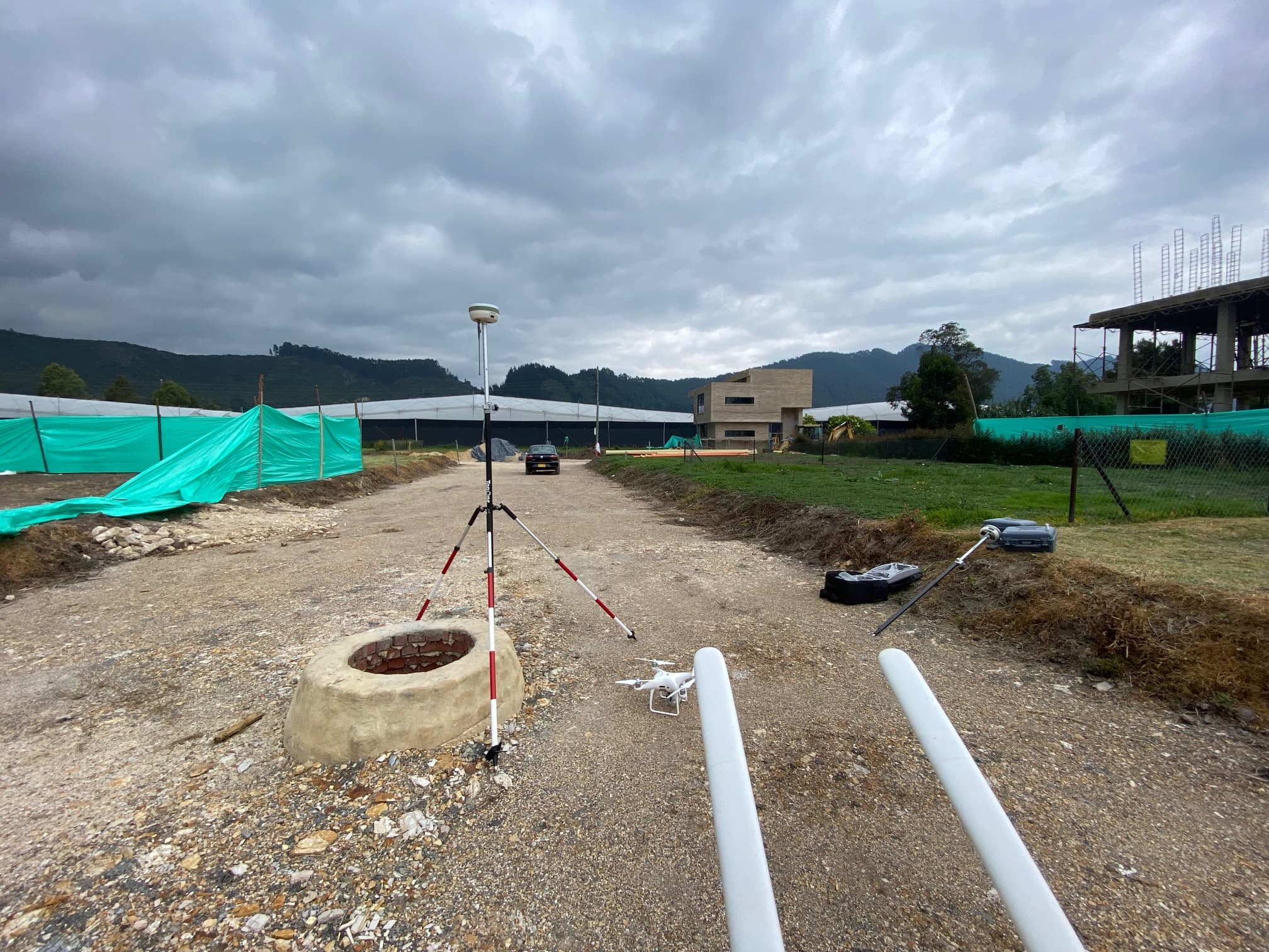 Equipos GPS y dron en obra de construcción
