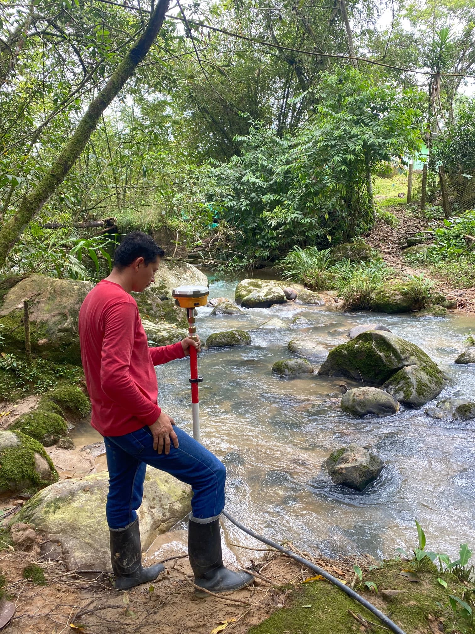 Levantamiento con GPS rover en cruce de río, terreno de difícil acceso